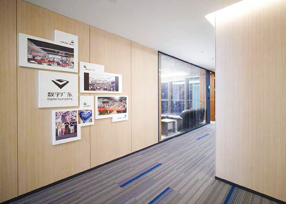 płytka ścienna z masywnym przegródem z drzwiami melaminowymi, drzwiami stalowymi, szklanymi przegródami ściennymi do biura